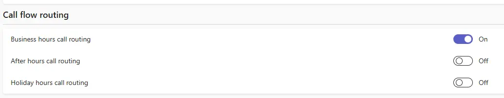 Microsoft Teams Call-Flow Routing Bildschirm mit blauem On-Schalter, Optionen für Business hours, After hours und Holiday hours, sowie Auto Attendant Einstellungen