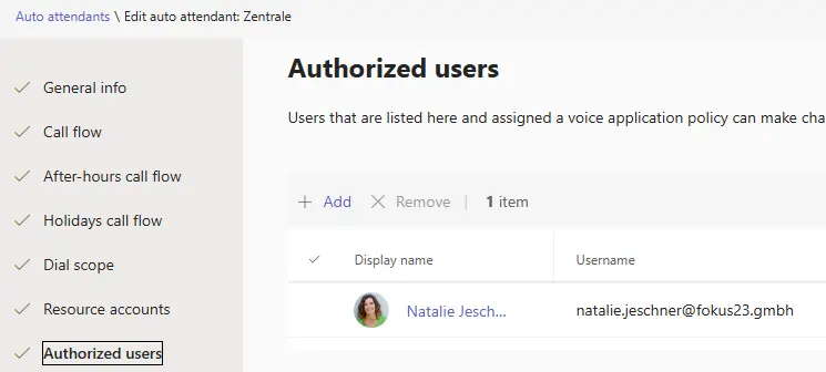 Natalie Jeschner in der Liste autorisierter Benutzer der Teams Admin-Konsole, Avatar neben dem Namen, graue Sidebar links, helle Hauptfläche mit Menüzeilen und Kontoinformationen